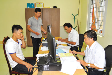 Cán bộ Chi cục Thuế huyện Yên Bình hướng dẫn người nộp thuế.