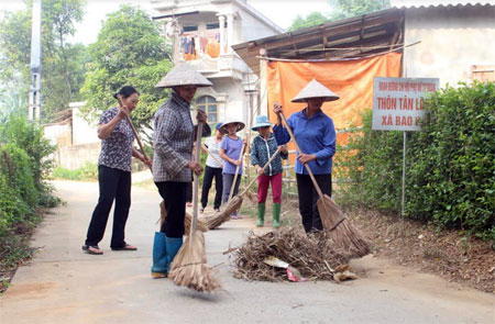 Hội viên phụ nữ xã Báo đáp, huyện Trấn Yên vệ sinh đoạn đường tự quản.
