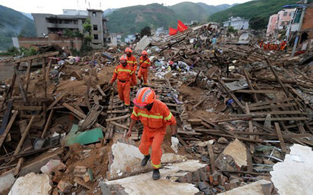 Khung cảnh hoang tàn sau một trận động đất ở tỉnh Vân Nam, Trung Quốc.