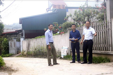 Lãnh đạo xã Phúc Lộc trao đổi với người dân thôn Làng Đình về quản lý, sử dụng hiệu quả các tuyến đường nội thôn.