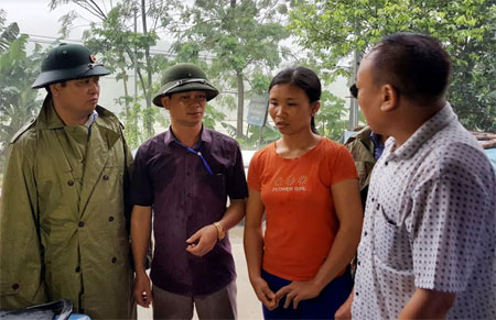 Đồng chí Đoàn Hữu Phung - Bí thư Huyện ủy Yên Bình (ngoài cùng bên trái) chỉ đạo công tác di dời các hộ dân vùng có nguy cơ cao về sạt lở đất ở xã Bảo Ái đến nơi an toàn.