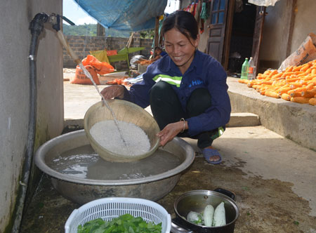 Nguồn nước sạch được sử dụng phục vụ bữa ăn của gia đình chị Hà Thị Muôn và các hộ dân của xã Đồng Khê.