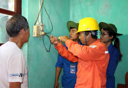 Công nhân Công ty Điện lực Yên Bái tham gia sửa chữa, lắp bảng điện mới cho hộ gia đình chính sách trên địa bàn xã Việt Hồng, huyện Trấn Yên.