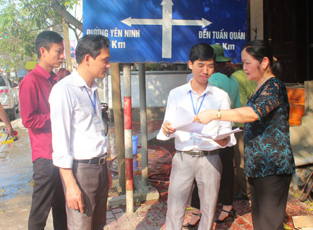 Lãnh đạo phường Yên Ninh trao đổi với người dân về phương án sắp xếp tổ dân phố trên địa bàn.
