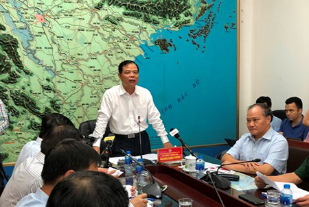 Bộ trưởng Bộ NN&PTNT, Trưởng ban Chỉ đạo Trung ương phòng chống thiên tai Nguyễn Xuân Cường chỉ đạo tại cuộc họp ứng phó với cơn bão số 4.