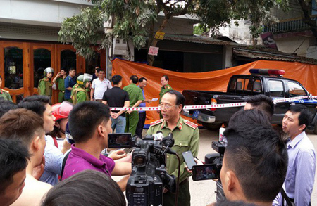 Giám đốc Công an tỉnh Điện Biên trả lời báo chí.
