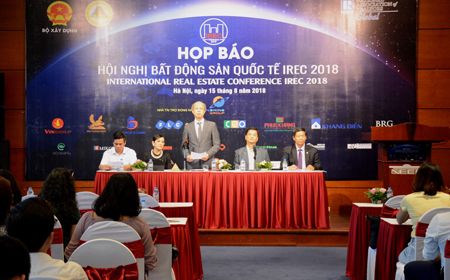 Ban tổ chức thông tin về IREC 2018 tại buổi họp báo.