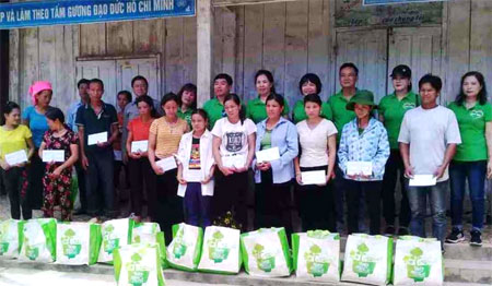 Các hộ gia đình bị ảnh hưởng bão lũ của xã Phong Dụ Thượng, huyện Văn Yên nhận quà của Đoàn cựu sinh viên tiếng Nga K24, Trường Đại học Ngoại ngữ - Đại học Quốc gia Hà Nội.