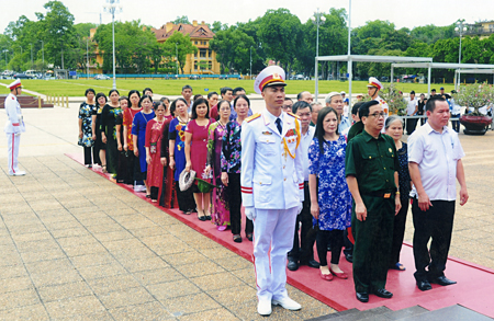 Chi bộ Khu dân cư Quang Trung thăm viếng Lăng Bác.