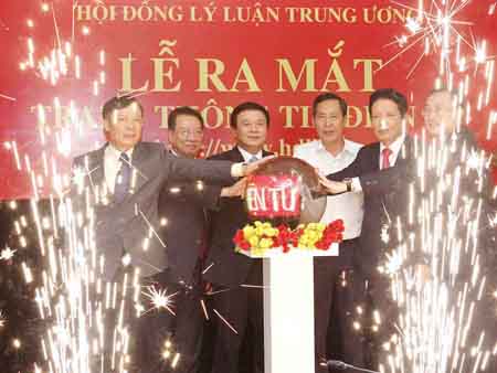 Các đồng chí lãnh đạo tiến hành nghi thức khai trương Trang thông tin điện tử Hội đồng Lý luận Trung ương.