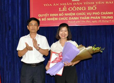 Đồng chí Phan Văn Tiến - Chánh án TAND tỉnh trao quyết định và tặng hoa chúc mừng đồng chí Nguyễn Hồng Phượng trên cương vị mới.