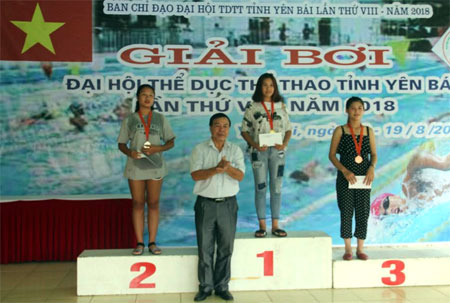 Ban tổ chức trao giải cho các vận động viên có thành tích cao giải bơi Đại hội TDTT tỉnh Yên Bái 2018.