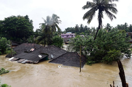 Nhiều ngôi nhà bị nhấn chìm trong nước lũ ở bang Kerala, miền Nam Ấn Độ ngày 9/8.