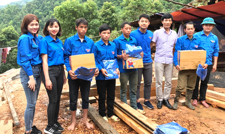 Đoàn Khối các cơ quan tỉnh tặng quà và các nhu yếu phẩm cho đoàn viên thanh niên xã Nậm Có, huyện Mù Cang Chải.