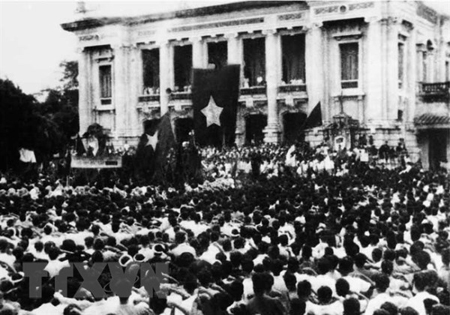 Ngày 19/8/1945, hàng vạn người dân Thủ đô đổ về Quảng trường Nhà hát Lớn dự lễ mít tinh biểu dương lực lượng và chào mừng Ủy ban Quân quản. (Ảnh tư liệu: TTXVN)
