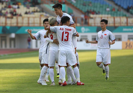 Olympic Việt Nam ăn mừng bàn thắng
