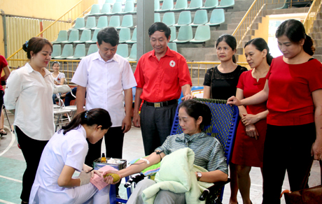 Cán bộ trên địa bàn thành phố Yên Bái tham gia hiến máu tại Mgày hội hiến máu tình nguyện.