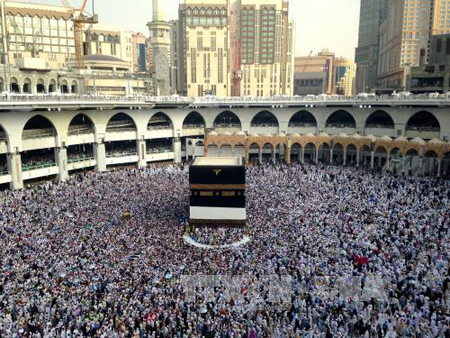 Các tín đồ Hồi giáo cầu nguyện tại Đại giáo đường ở Mecca, Saudi Arabia ngày 30/8/2017.