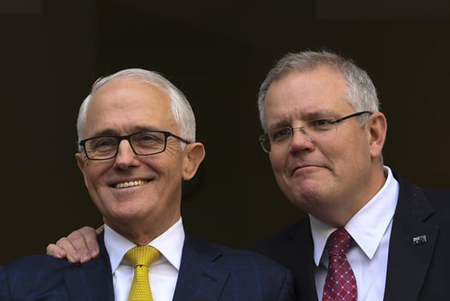 Ông Scott Morrison (bìa phải) và Thủ tướng Malcolm Turnbull.