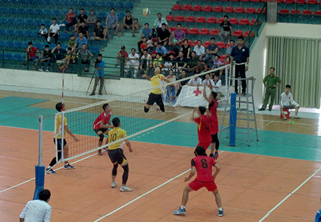 Trận chung kết bóng chuyền nam giữa đội Công an tỉnh và đội Trấn Yên.