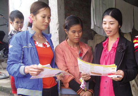 Cán bộ Hội Phụ nữ xã Minh Quân, huyện Trấn Yên tuyên truyền pháp luật cho hội viên.