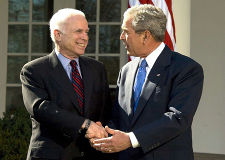 Ứng viên tổng thống đảng Cộng hòa John McCain (trái) bắt tay Tổng thống George W. Bush tại Vườn Hồng, Nhà Trắng tháng 3/2008.