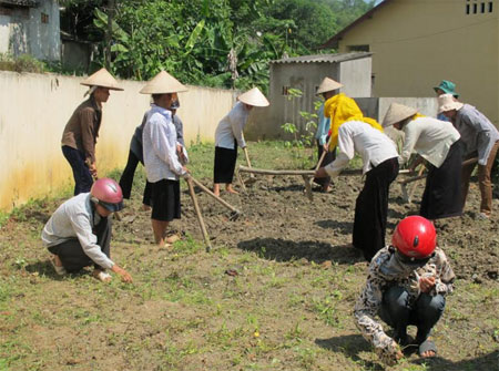 Phụ huynh học sinh Trường Mầm non Hoa Sữa - xã Nghĩa An giúp nhà trường lao động đón năm học mới.