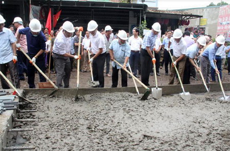 Các đồng chí lãnh đạo huyện Văn Yên, đơn vị nhà thầu tham gia khởi công xây dựng công trình tuyến đường Đông An – Châu Quế Thượng.