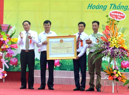 Đồng chí Nguyễn Văn Khánh – Phó Chủ tịch UBND tỉnh trao Bằng công nhận của Chủ tịch UBND tỉnh cho xã Hoàng Thắng đạt chuẩn nông thôn mới năm 2018.