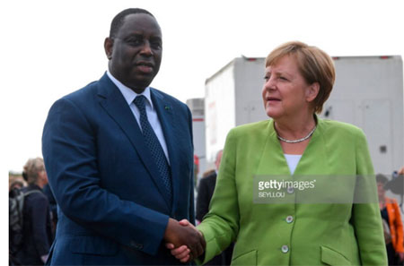 Thủ tướng Đức Angela Merkel bắt tay Tổng thống Senegal Macky Sall.