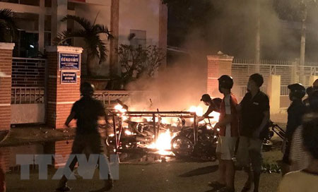 Một số đối tượng quá khích ở tỉnh Bình Thuận lôi xe máy từ trong Sở Kế hoạch và Đầu tư ra đốt phá.
