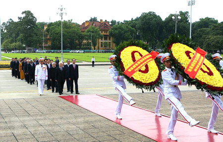 Đoàn đại biểu Đảng, Nhà nước đặt vòng hoa và vào Lăng viếng Chủ tịch Hồ Chí Minh.