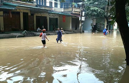 Nước sông Thao lên trên báo động 2 đã gây ngập úng tuyến đường Thanh Niên, thành phố Yên Bái