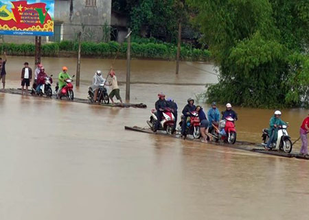 Tỉnh lộ 151 Lào Cai bị ngập sâu gây khó khăn cho người và phương tiện qua lại.