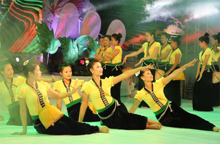 Dân vũ dân tộc Thái trên sân khấu.