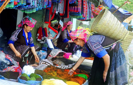 Phiên chợ vùng cao Mù Cang Chải bày bán nhiều mặt hàng thổ cẩm của đồng bào Mông