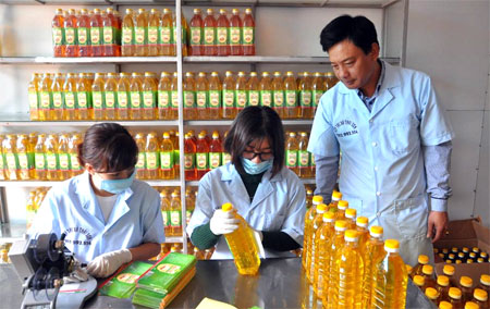 Sản phẩm dầu lạc của HTX Thái Sơn ở thôn 2, xã Tân Lĩnh, huyện Lục Yên được người dân tin dùng.