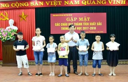 Lãnh đạo Cục Thuế tỉnh trao phần thưởng cho con em cán bộ, công chức trong cơ quan đạt thành tích trong học tập.