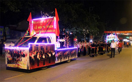 Đoàn diễu diễn của các xã, phường trong ngày khai mạc Tuần VH&DL Mường Lò năm 2017. (Ảnh: Minh Tuấn)