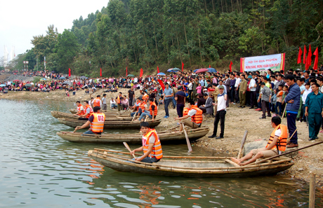 Lễ hội đua thuyền nan trên hồ Thác Bà - một trong những điểm nhấn thu hút du khách. Ảnh Quang Tuấn