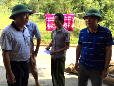 Lãnh đạo huyện Lục Yên kiểm tra việc khắc phục hậu quả dông lốc và trao tiền hỗ trợ cho các gia đình bị thiệt hại.