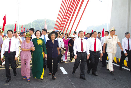 Các đồng chí lãnh đạo tỉnh và ngành giao thông - vận tải cắt băng thông xe cầu Bách Lẫm.