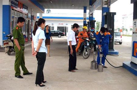 Đoàn thanh tra liên ngành kiểm tra cột đo xăng dầu tại một cửa hàng trên địa bàn thành phố Yên Bái.