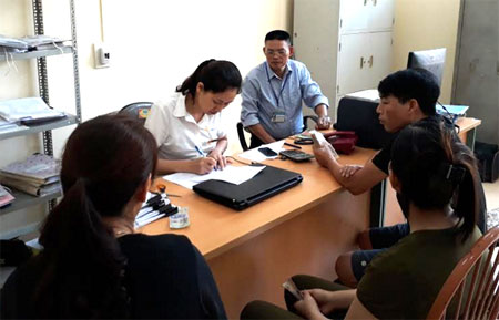 Nhân viên bưu điện thực hiện thu thuế tại phường Yên Thịnh, thành phố Yên Bái.