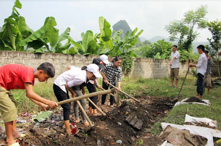 Thầy và trò Trường TH&THCS xã Xuân Long dọn dẹp vê sinh, chỉnh trang lại trường, lớp học đón năm học mới.