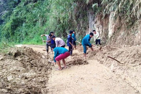 Đoàn viên thanh niên xã Đại Sơn dọn bùn đất, khơi thông cống rãnh trên các tuyến đường giao thông bị ảnh hưởng bởi hoàn lưu  bão số 3.
