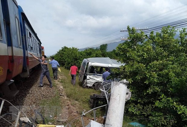 Hiện trường vụ tàu hỏa tông ôtô, 4 người thương vong tại Bình Thuận.