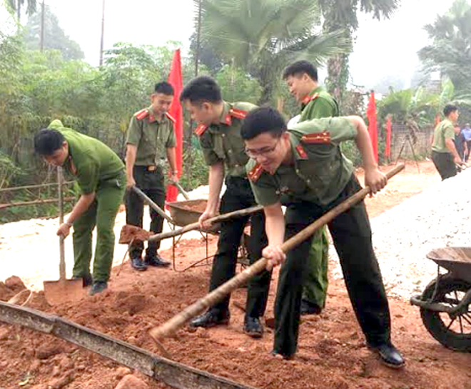 Thượng úy Lý Hoài Ân (bên phải) tham gia xây dựng nhà cho đoàn viên có hoàn cảnh đặc biệt khó khăn.