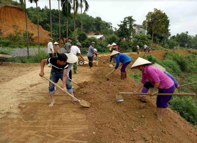 Hội viên phụ nữ huyện Trấn Yên chung sức làm đường giao thông nông thôn.