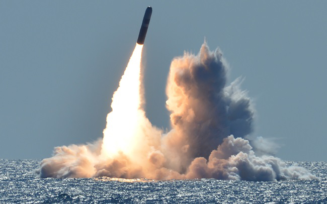 Tên lửa phóng từ tàu ngầm.